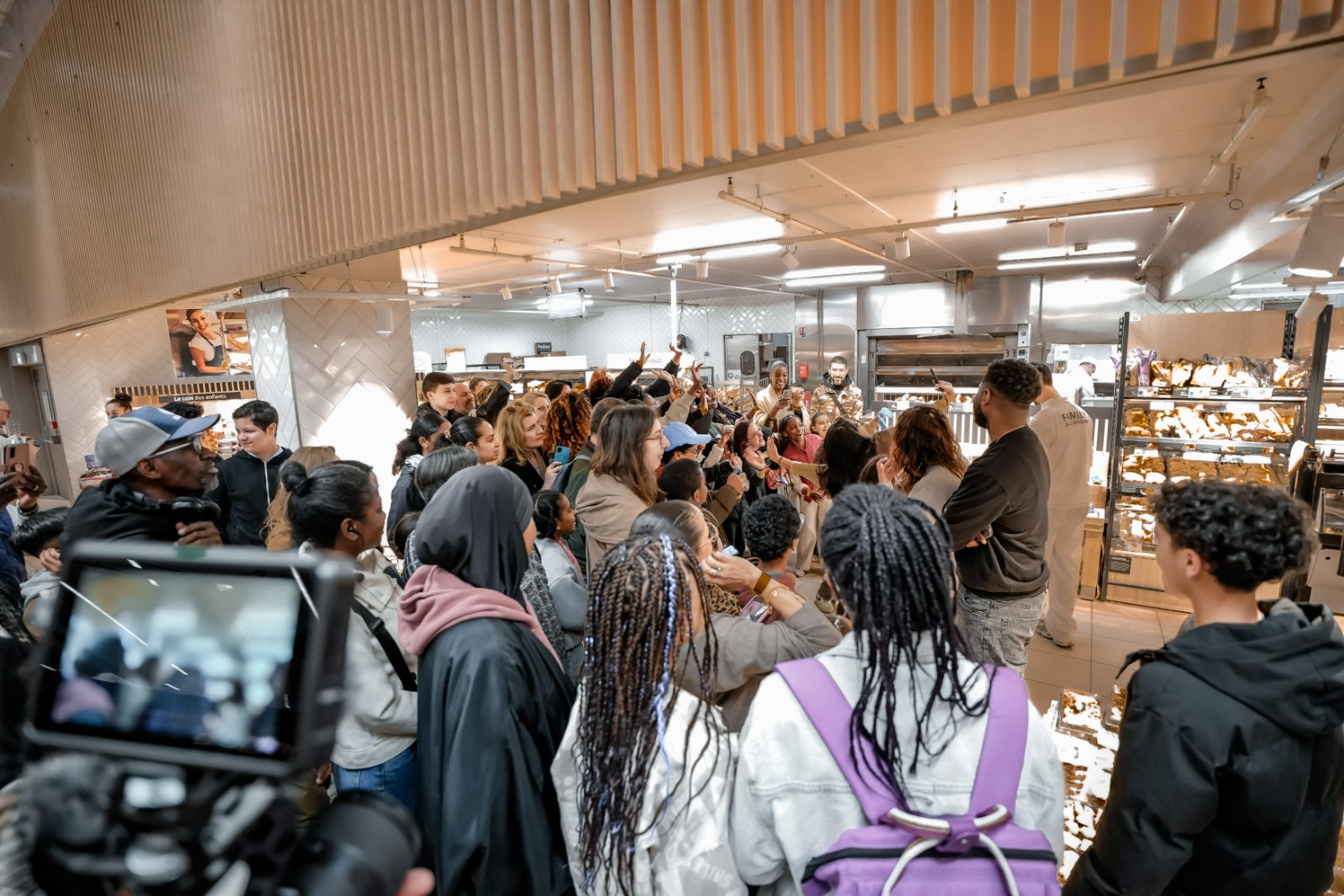 La communauté réunie autour des créateurs en magasin