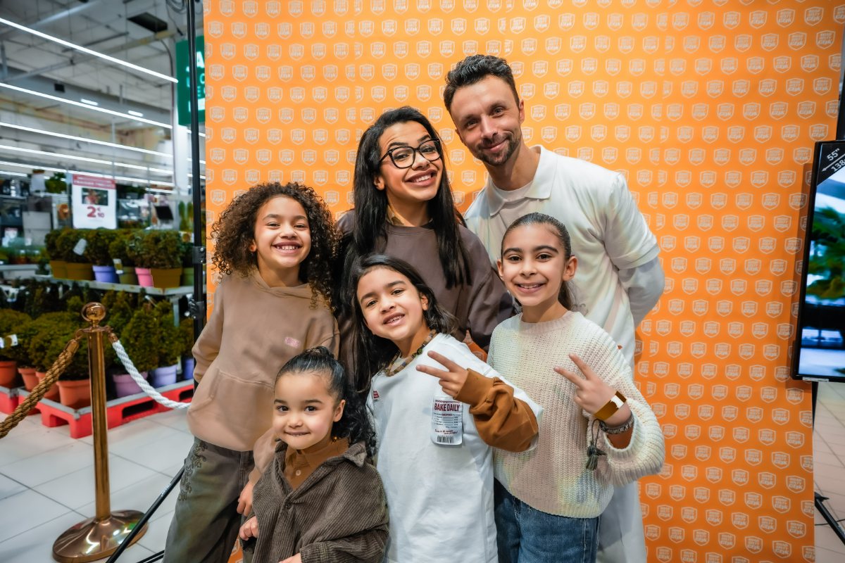 La Famille Boulanger entourée de jeunes fans au photocall