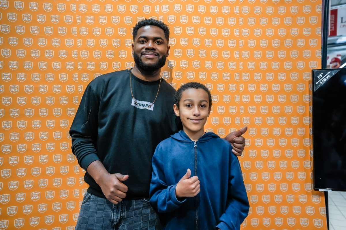 Wayne STV avec un jeune fan au photocall Road Sixty Geek