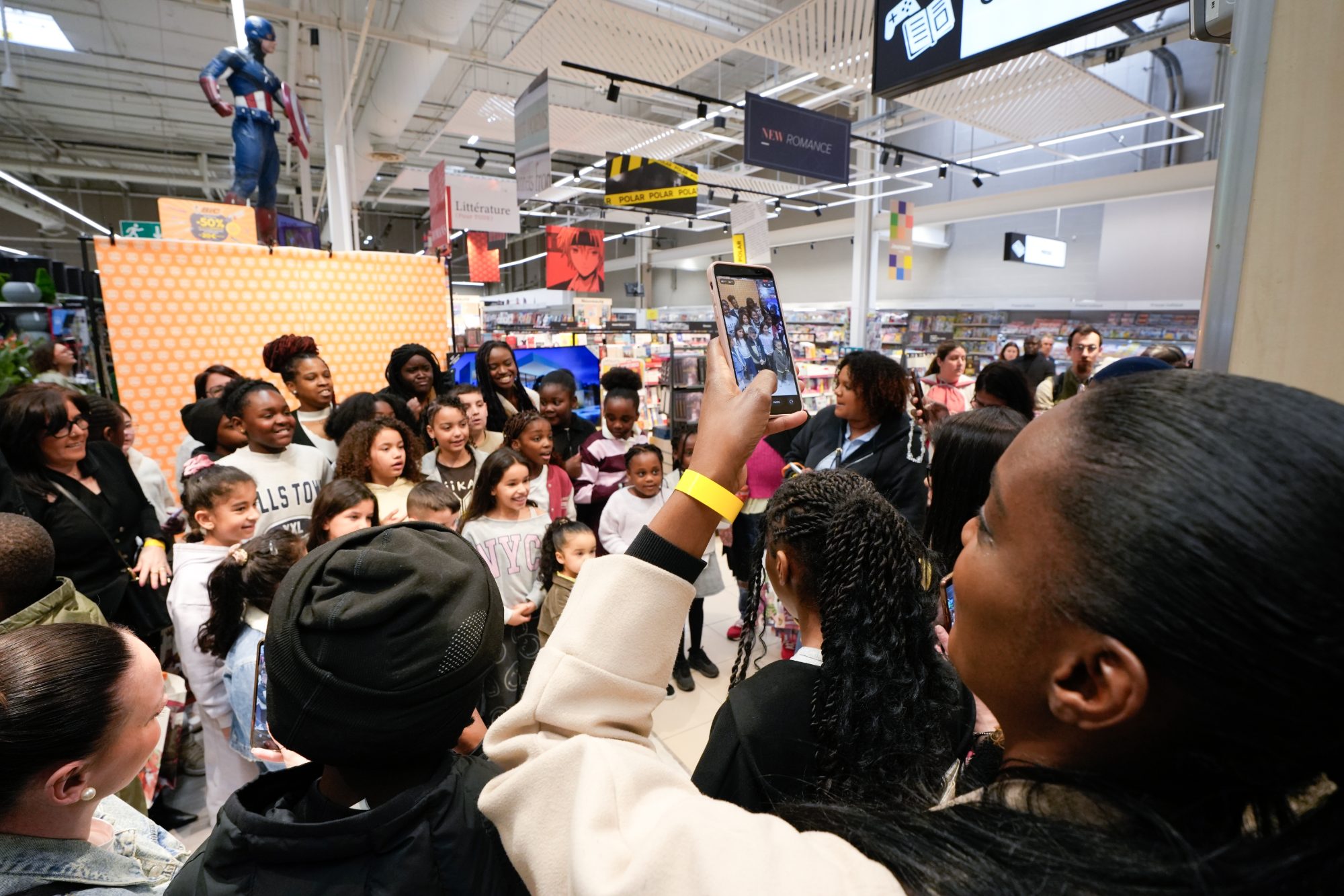 Le magasin transformé : foule, pop culture et stand Road Sixty Geek